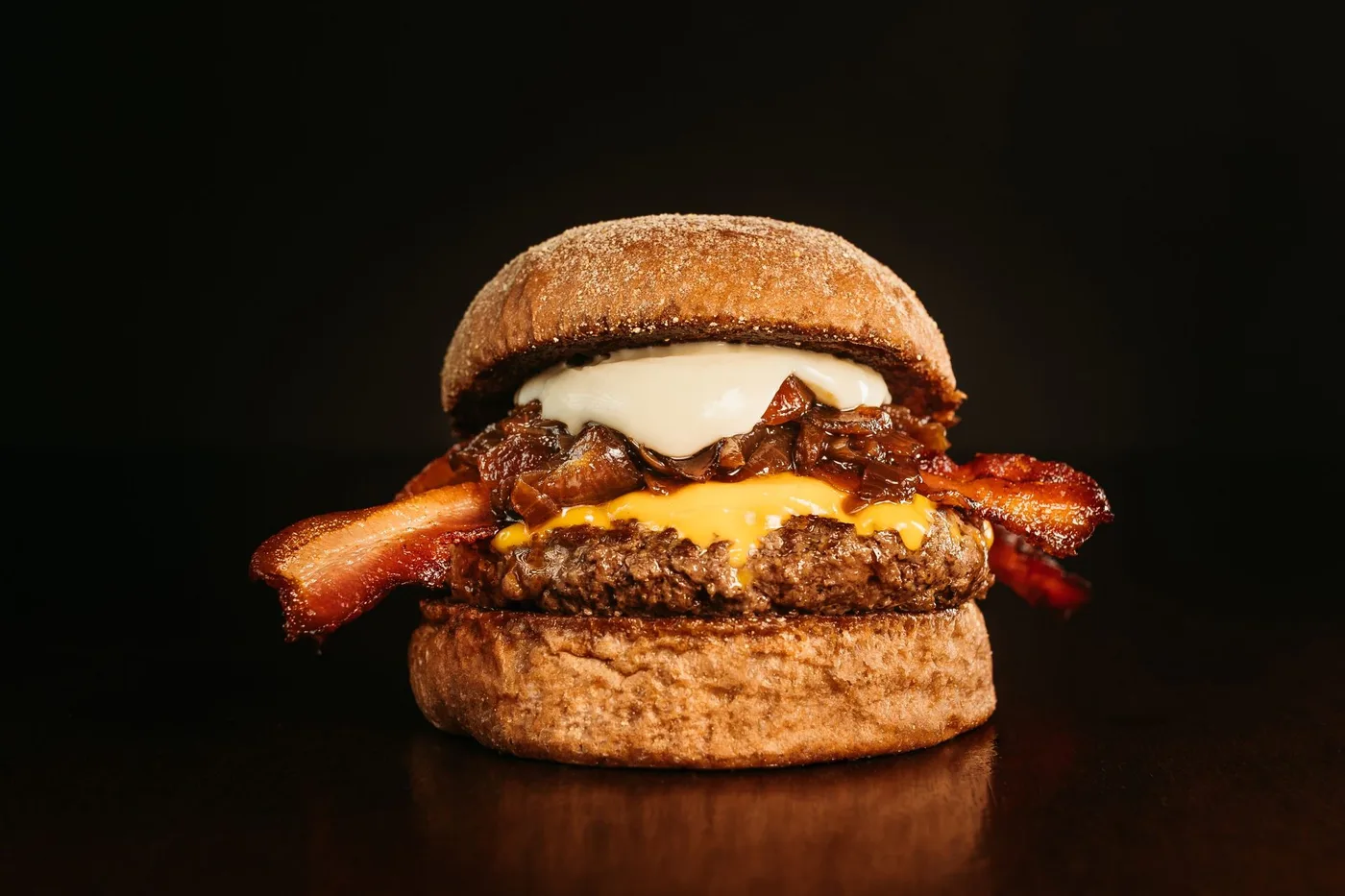 Smash burger Namurois, spécialité Nouveau — Notre burger signature, ancré dans le terroir namurois. Sauc…