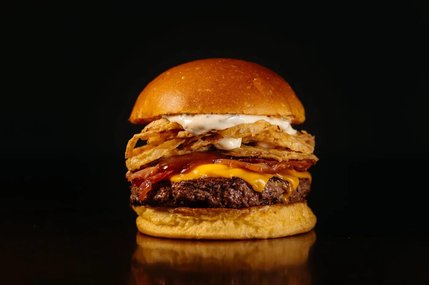 Smash burger Le Gaumais, spécialité Luxembourg — Le caractère de la Gaume en une seule bouchée. Sauce aux her…